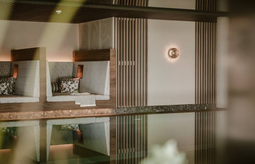 Kuschelnischen beim Sport-Innenpool des Wellnesshotels Bergkristall