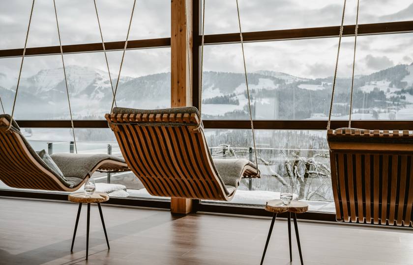 Schwebeliegen mit Blick auf die Allgäuer Berge im Winter