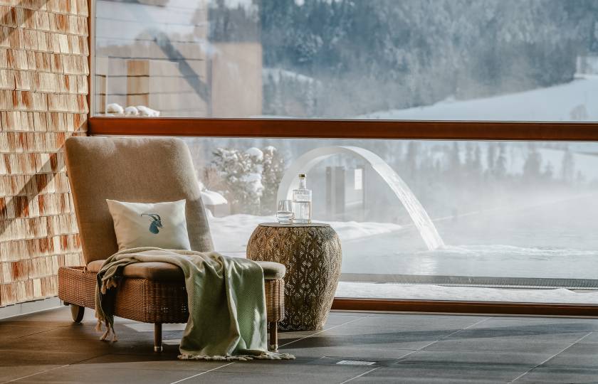 Wellnessliege im Winter bei Innenpool
