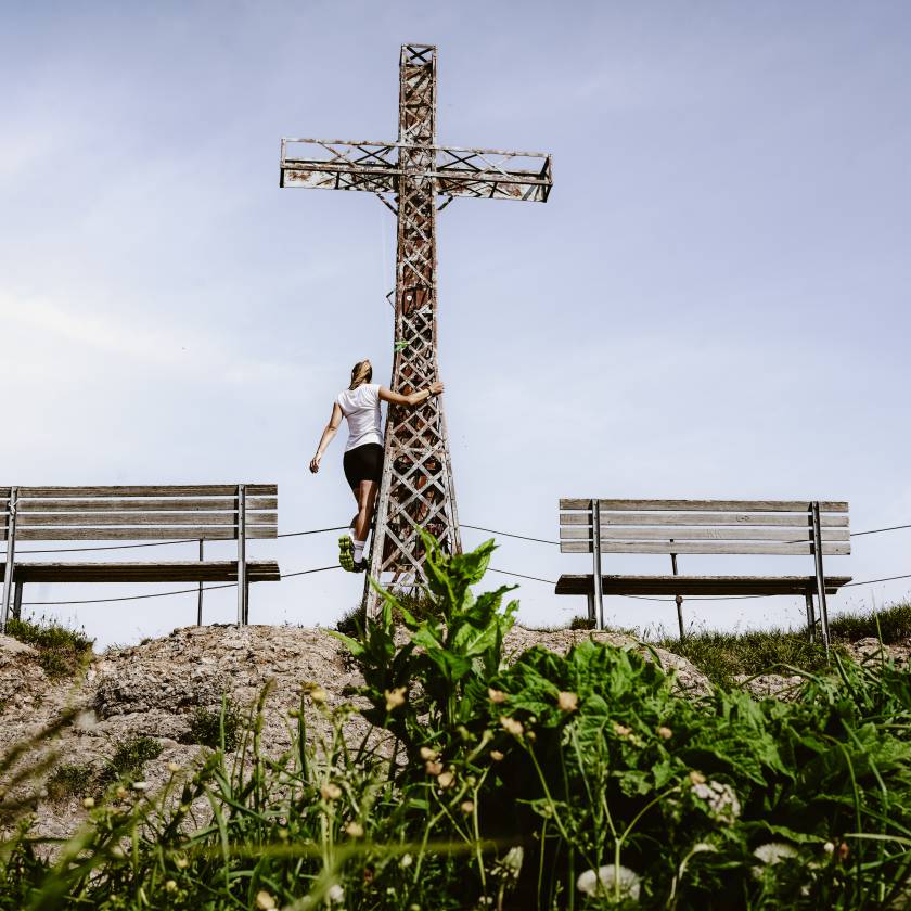 Frau am Gipfekreuz Hochgrat