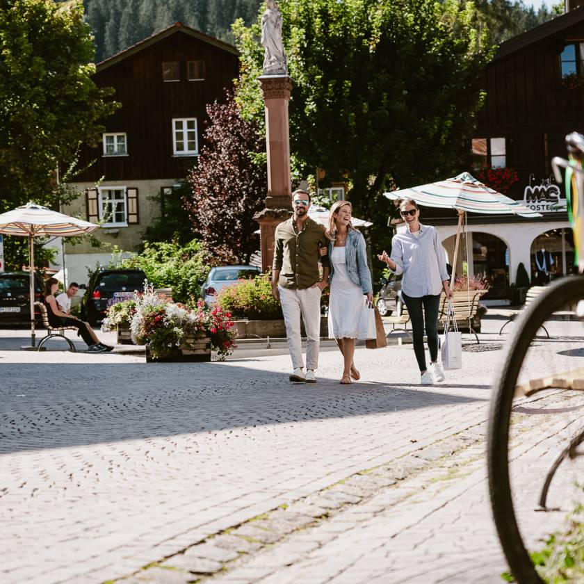 Drei Menschen beim Shopping in Oberstaufen