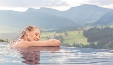 „15 Infinity-Hotelpools für endlosen Badespaß“ in Deutschland, Österreich und der Schweiz, Bild 1/1